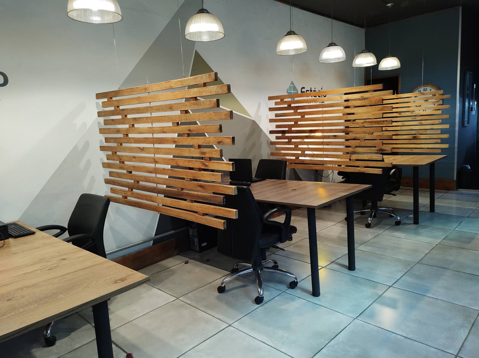 Ambiente de coworking do KM12 com estações de trabalho