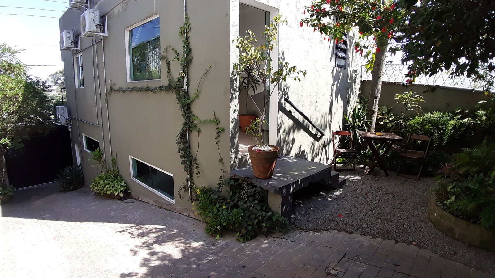 Área externa e jardim do KM12 Coworking