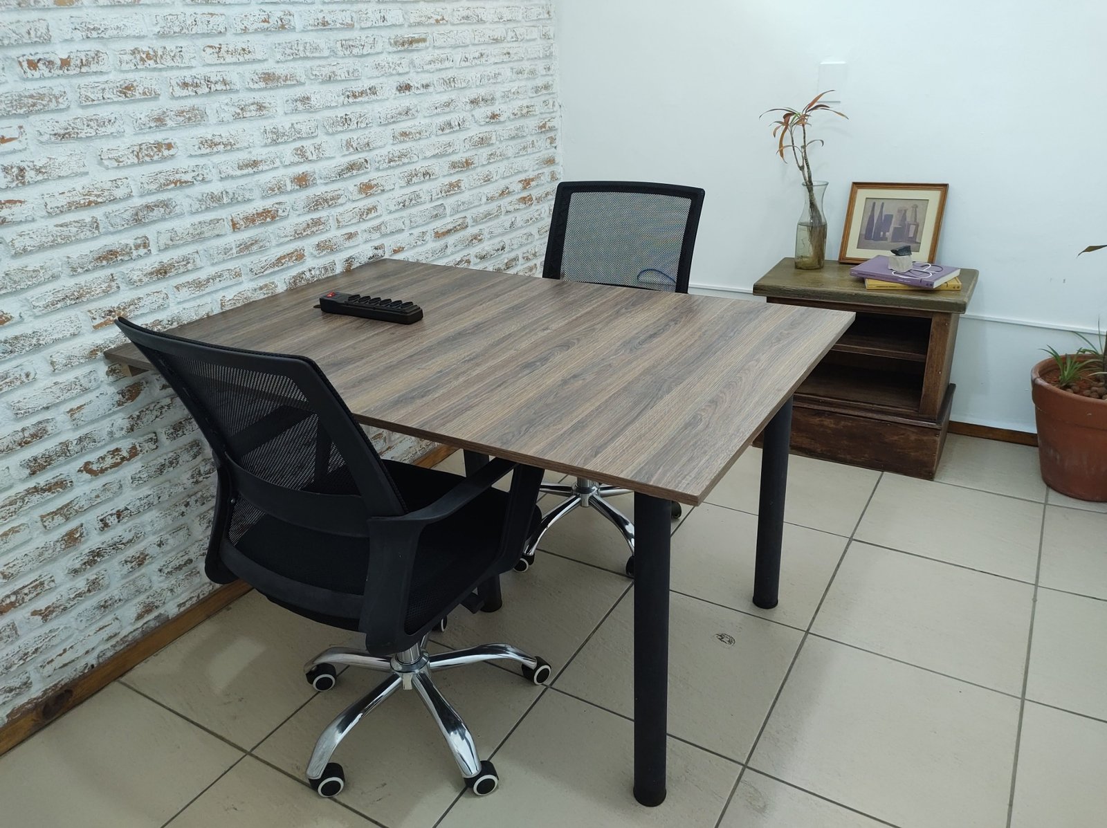 Sala de atendimento com parede de tijolos