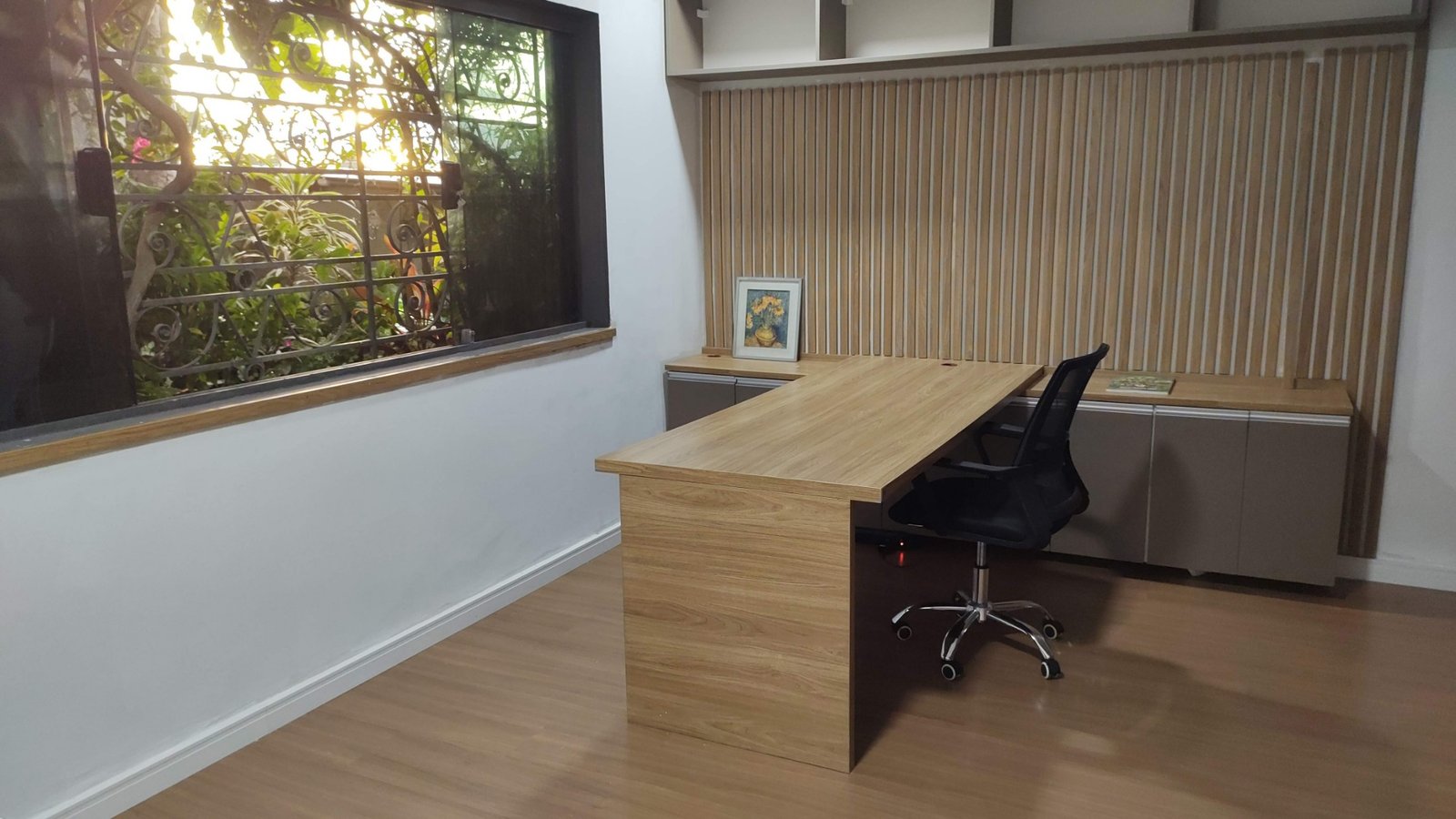 Sala privativa com mesa e painel de madeira