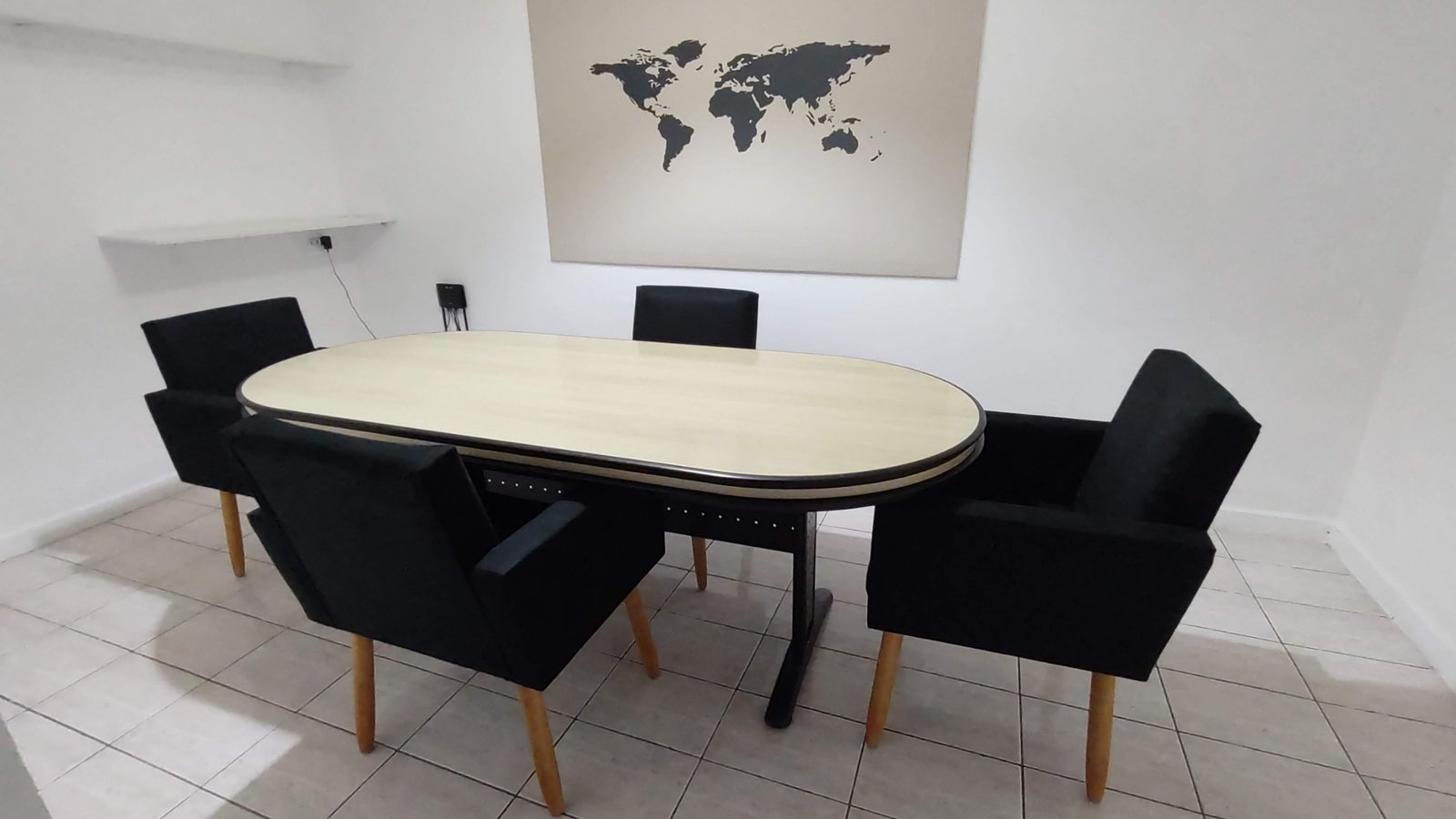 Sala de reunião com mesa oval