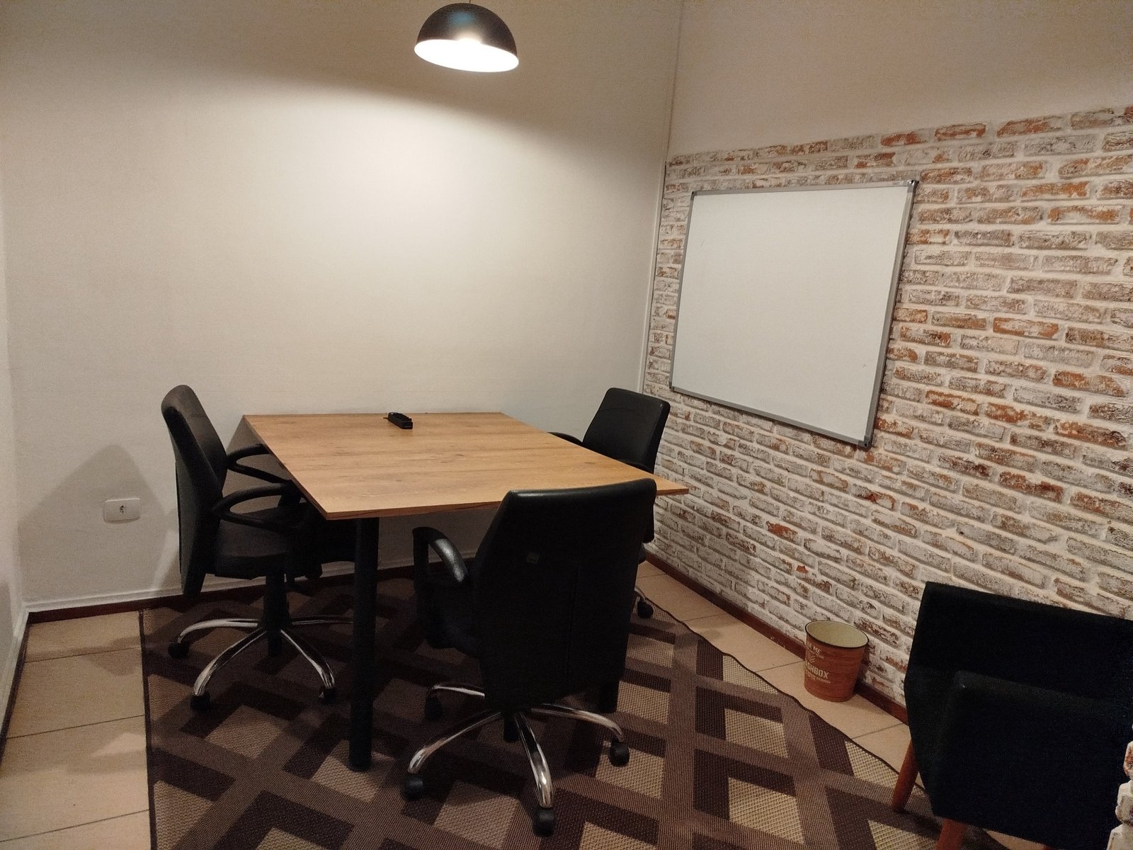 Sala de reunião com quadro branco