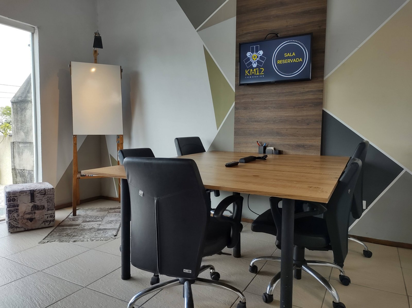 Sala de reunião reservada com TV