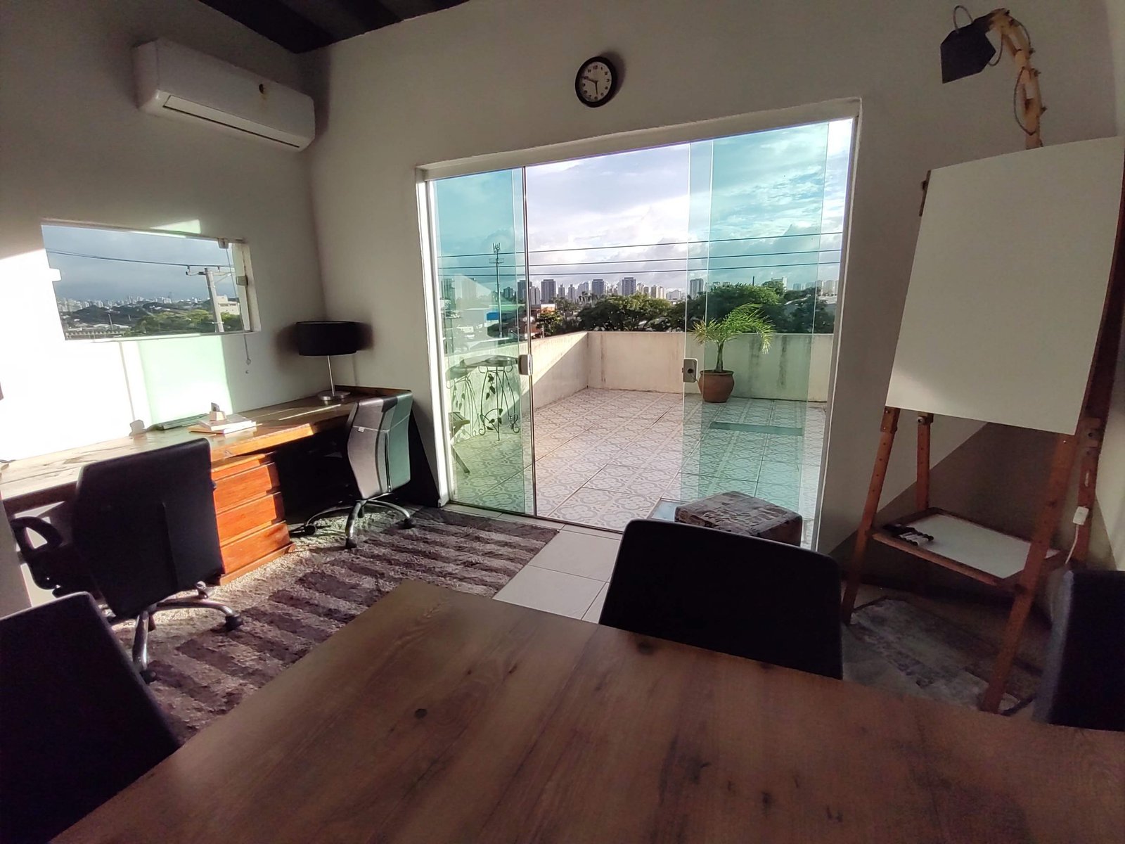 Sala privativa com varanda e vista da cidade no KM12 Coworking