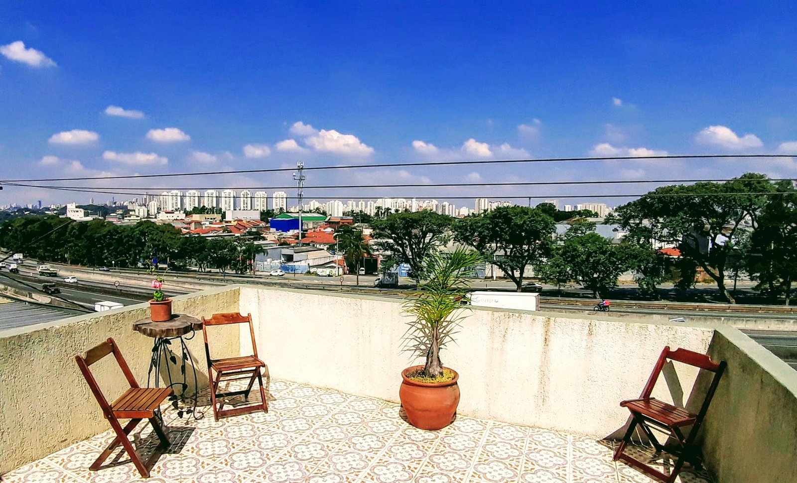 Terraço e área aberta do KM12 Coworking